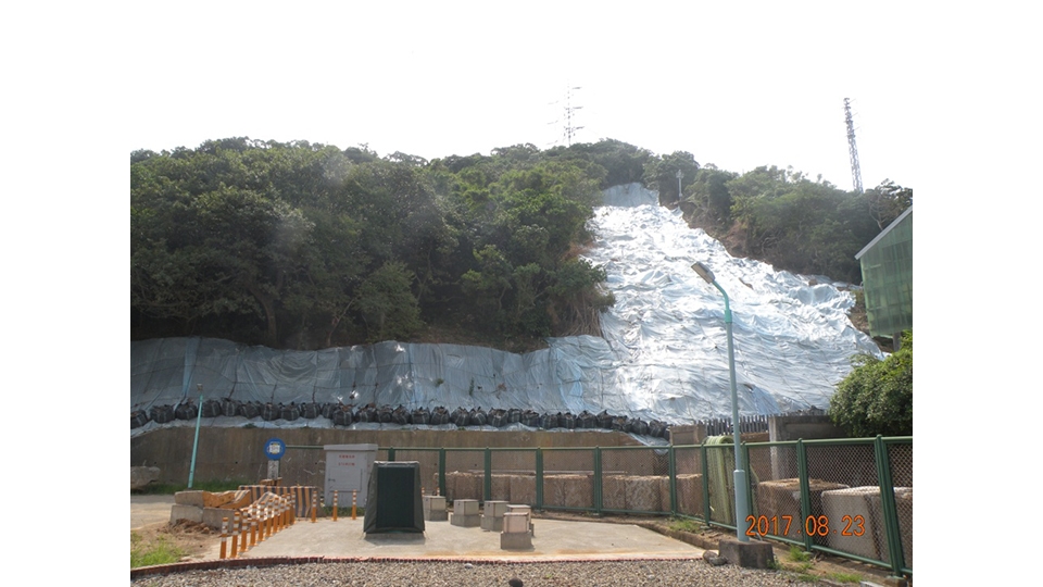 因為瞬間強降雨造成土石崩塌溢堤，致使地基被掏空、聯外道路堵塞、90多處邊坡坍方等災害。